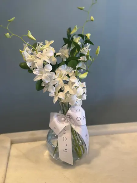 ARRANJO EM VASO DE VIDRO COM ORQUÍDEAS DE CORTE DENPHAL