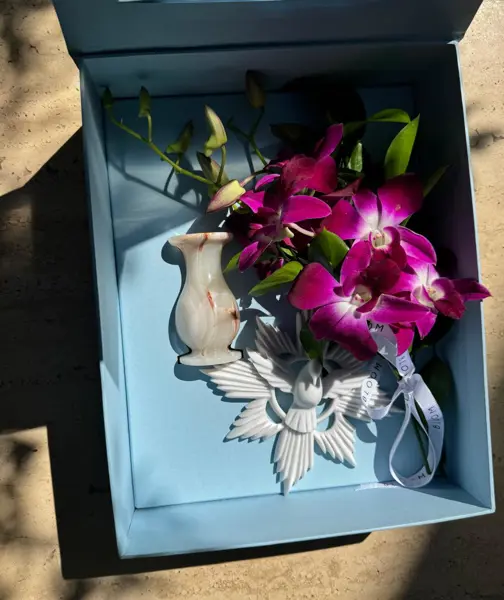 CAIXA COM VISOR, IMAGEM RELIGIOSA, VASINHO DE MÁRMORE E FLORES