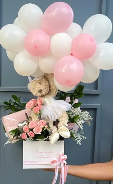 CAIXA CARTONADA COM FLORES, ARCO DE BALÃO E URSA DE PELÚCIA BAILARINA