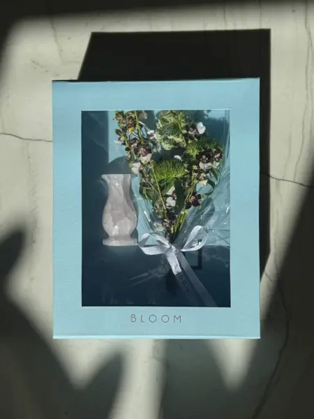 CAIXA COM VISOR, VASINHO DE MÁRMORE E FLORES