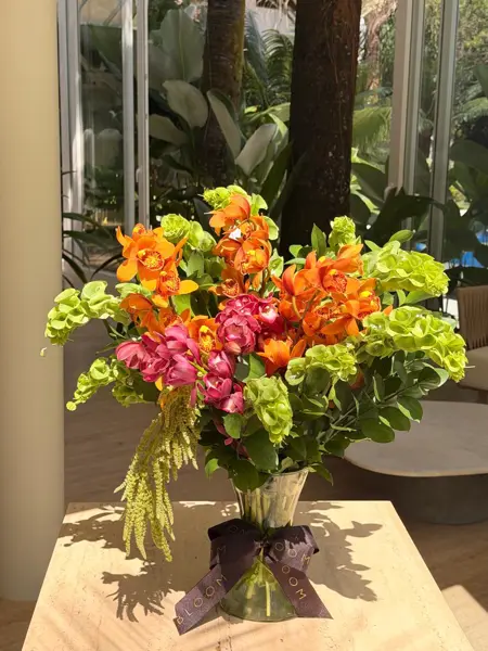 ARRANJO DE ORQUÍDEAS CYMBIDIUM EM VASO DE VIDRO