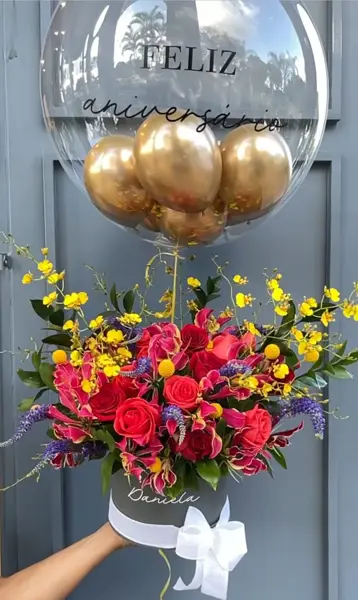 ARRANJO EM CAIXA M MIX DE FLORES COLORIDO E BALÃO PERSONALIZADO EM GÁS HÉLIO