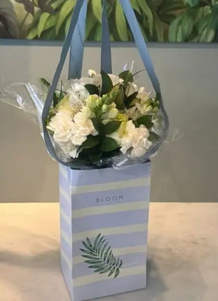MINI BOUQUET COM MIX DE FLORES EM SACOLINHA ESTAMPA LISTRADA