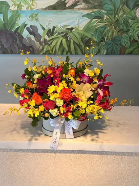 CAIXA G COM MIX DE FLORES E ORQUÍDEAS COLORIDAS