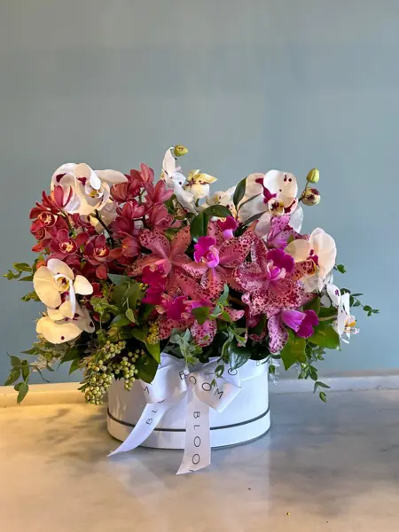 ARRANJO EM CAIXA G COM MIX DE ORQUÍDEAS DE CORTE