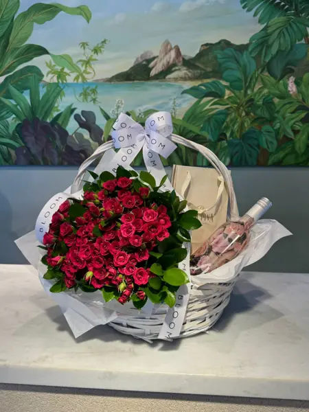 CESTA COM BOUQUET DE MINI ROSAS, VINHO E BOMBONS BRUXINHAS