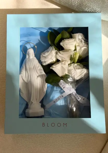 CAIXA COM VISOR, IMAGEM EM PÓ DE MÁRMORE E FLORES