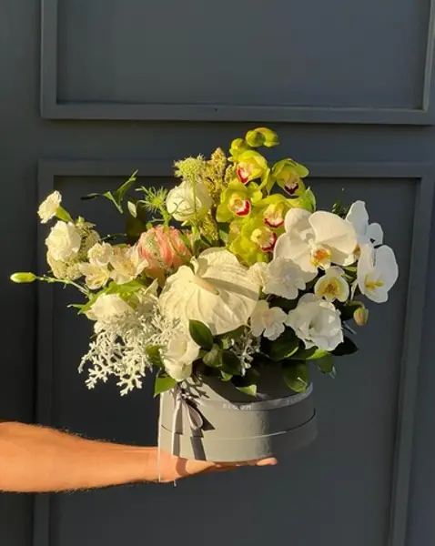 ARRANJO EM CAIXA M COM MIX DE FLORES E GALHOS DE ORQUÍDEAS