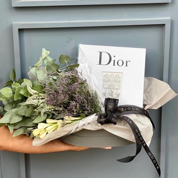 CAIXA RÍGIDA COM FLORES E LIVRO DIOR.