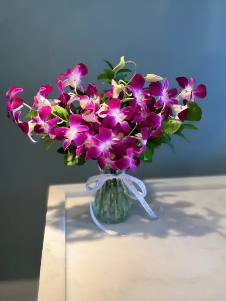 ARRANJO DE ORQUÍDEA DENPHAL EM VASINHO DE VIDRO