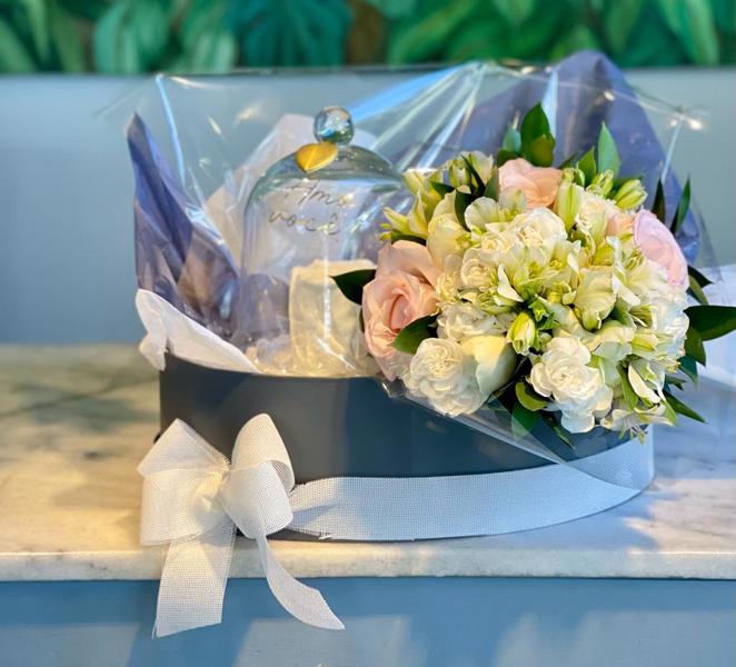 CAIXA COM FLORES E BOLO.