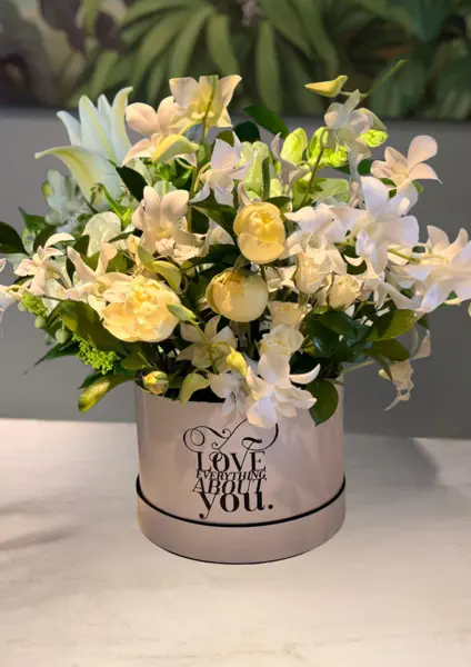 ARRANJO EM CAIXA M MIX DE FLORES E ESCRITA "LOVE EVERYTHING ABOUT YOU"