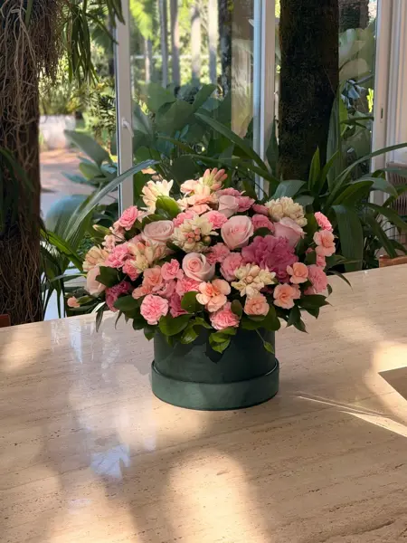 CAIXA CARTONADA VELUDO COM MIX DE FLORES ROSA CLARO