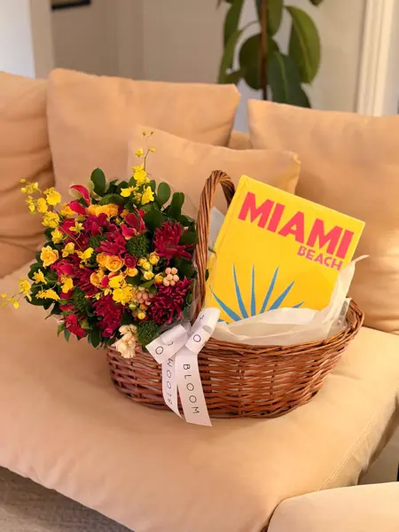 CESTA COM BOUQUET E LIVRO ASSOULINE