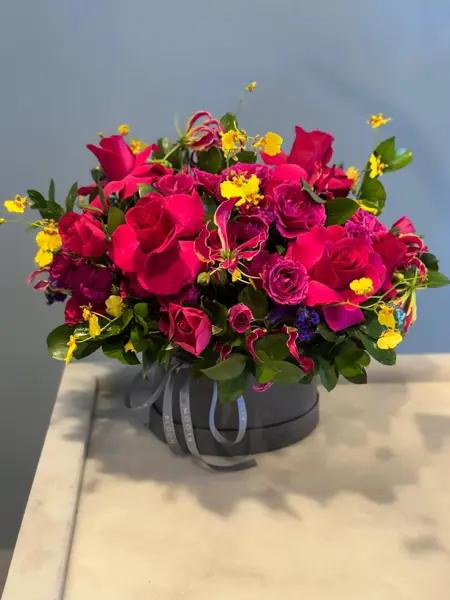 ARRANJO EM CAIXA M COM MIX DE FLORES