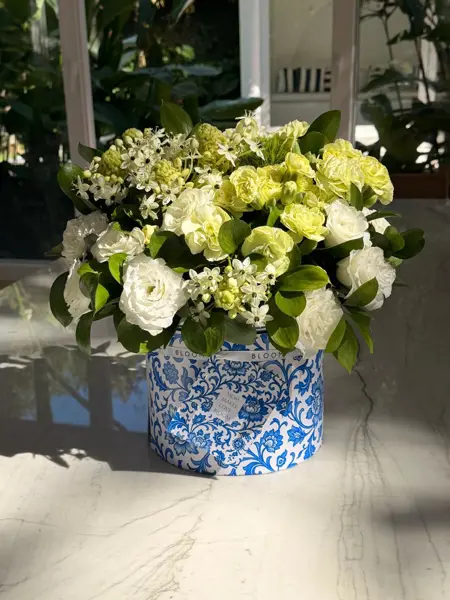 CAIXA ESTAMPADA COM MIX DE FLORES BRANCO E VERDE