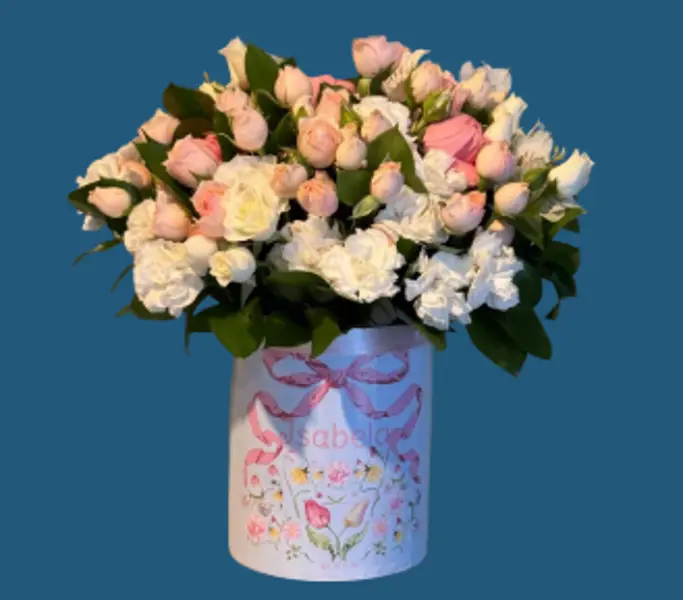 CAIXA M BABY FEMININA PERSONALIZADA COM ARRANJO DE FLORES NATURAIS.