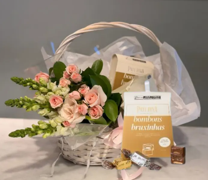 CESTA COM MINI BOUQUET E 2 BOMBONS BRUXINHAS