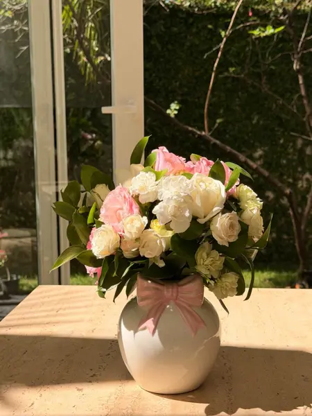 VASO CERÂMICA LAÇO COM MIX DE FLORES BRANCO E ROSA CLARO