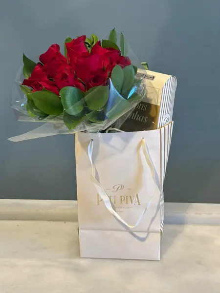 SACOLINHA COM MINI BOUQUET DE ROSAS E BOMBONS BRUXINHAS