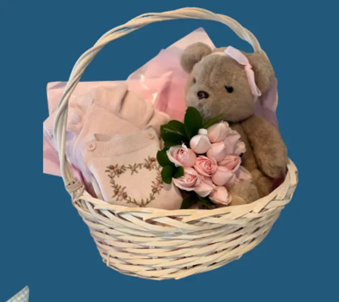 CESTA COM FLORES, URSO DE PELUCIA, ROUPINHA E MANTA