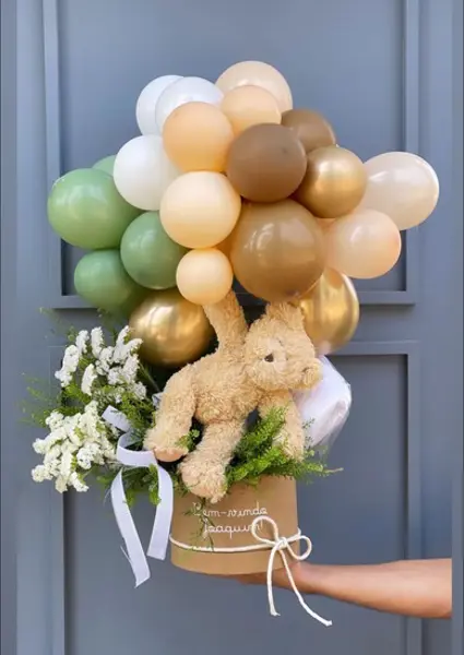 CAIXA COM FLORES, ARCO DE BALÃO E URSO DE PELÚCIA
