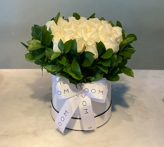 CAIXA M COM ROSAS BRANCAS