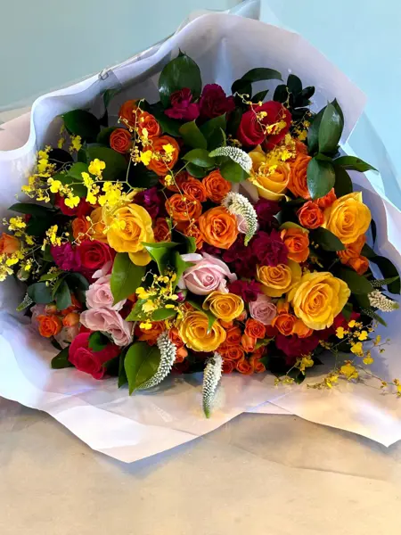 BOUQUET G COM MIX DE FLORES E ORQUÍDEAS CHUVA DE OURO