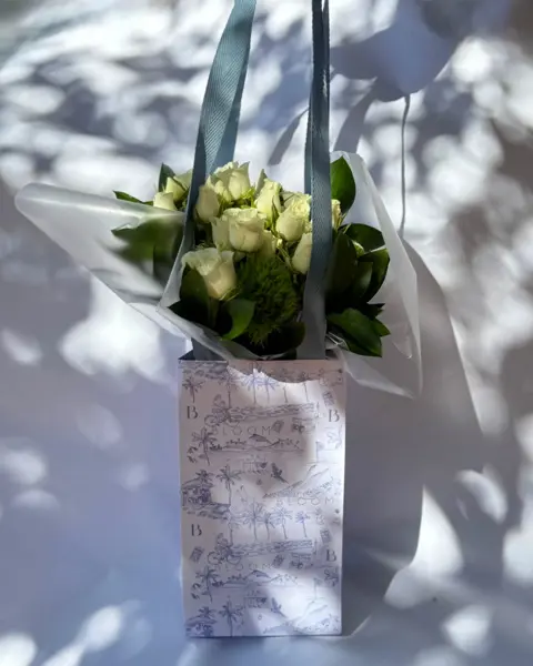 MINI BOUQUET COM MIX DE FLORES EM SACOLINHA ESTAMPA LISTRADA